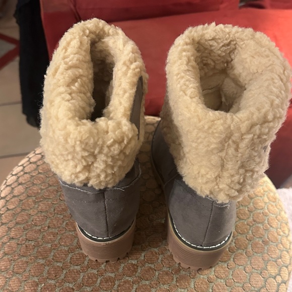 Grey Boots with Sherpa lining size 7 - Picture 5 of 5